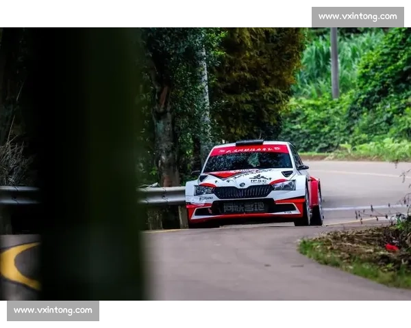 拉力巅峰对决开启,徐俊龙游赛道一马当先